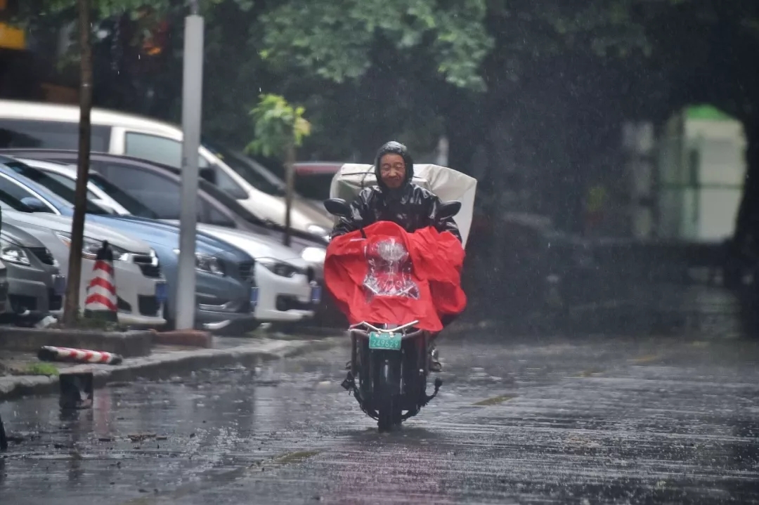 四川成都街头暴雨