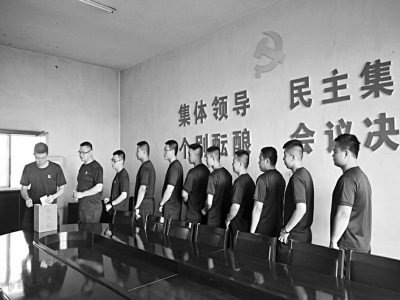 战友昏倒在灭火现场