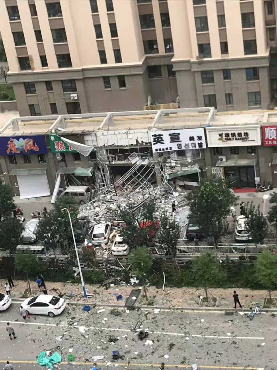 河北秦皇岛一底商发生爆燃