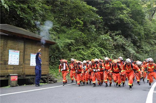 14支消防攻坚队在贵州梵净山“巅峰对决”