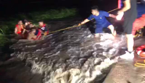 临港海水涨潮4人被困