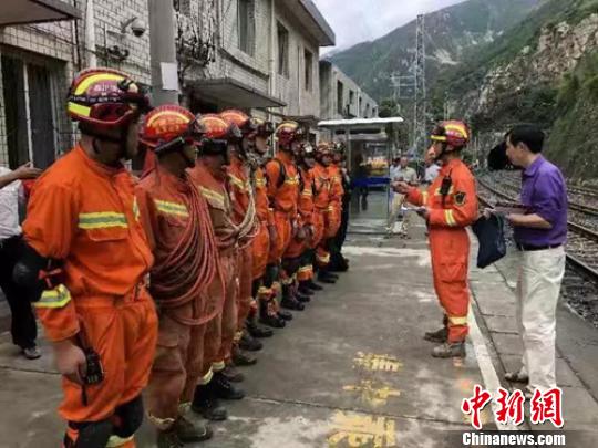 四川甘洛暴雨灾害：救援力量深入受灾较重区域搜救