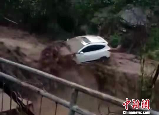 强降雨冲走车辆