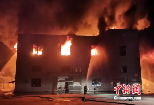 浙江长兴一企业仓库起火