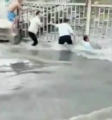 洪水无情人有情