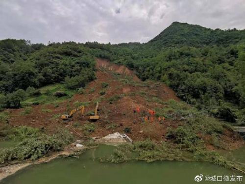 14日凌晨，重庆城口县龙田乡四湾村发生山体滑坡，截至目前，山体滑坡已致4人死亡，另有3人失联。据悉，此次山体滑坡体量约7万方，掩埋民房2栋、工棚1个。