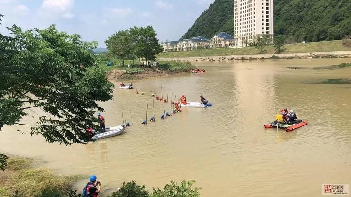 消防员吕挺在救援时落水失联