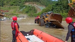 四川一装载机载人冒险涉水