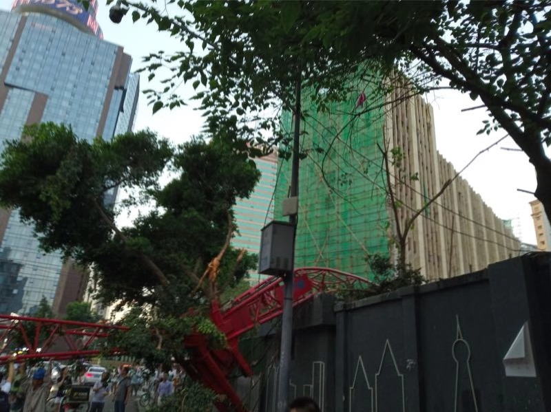 成都一工地吊车后翻