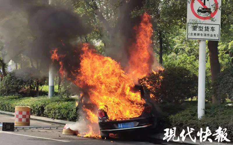南京一网约车起火致一死一伤