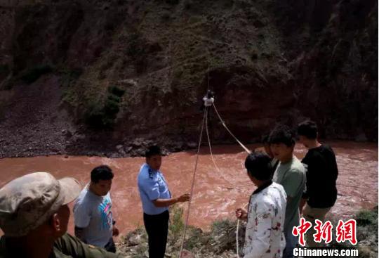 两人被困澜沧江上空索道