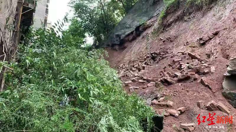 四川巴中一小区背后发生山体滑坡