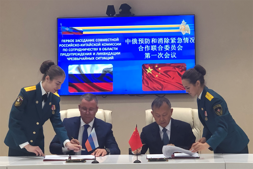 黄明与济尼切夫共同签署联委会章程和会议纪要