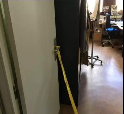 图6拿水带的消防员通过使用扁带可以在门完全打开的情况下保持对门的控制。