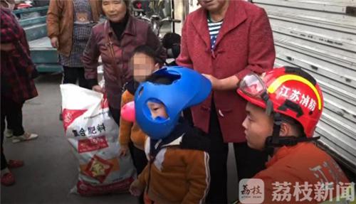 奶奶，弟弟把马桶套我头上了
