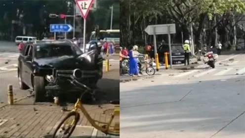深圳一辆小车失控撞上安全岛上行人