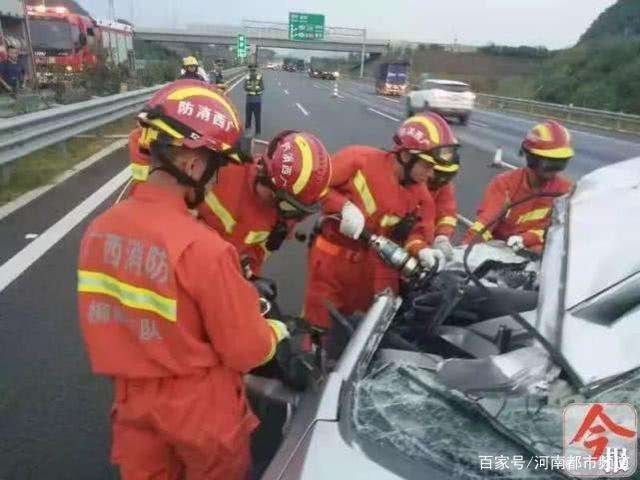 泉南高速柳州段大货车追尾小车
