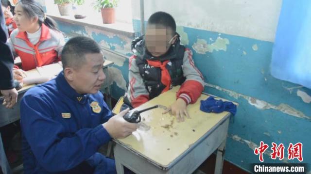 小学生手指被卡
