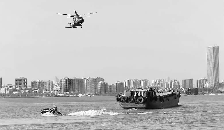 “海陆空”消防联动演练举行