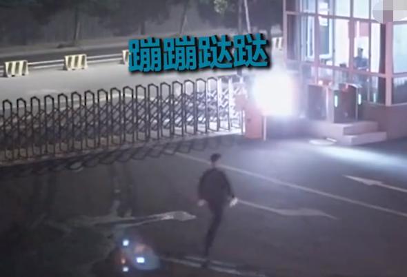 消防员出警归来一步三蹦跶