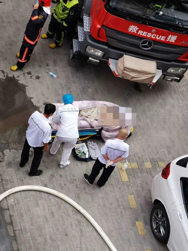 北京昌平兰堡公寓小区一住宅突发火灾
